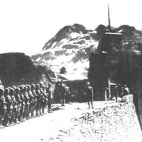 I soldati italiani prendono possesso del Forte Traversette (Wikimedia commons)